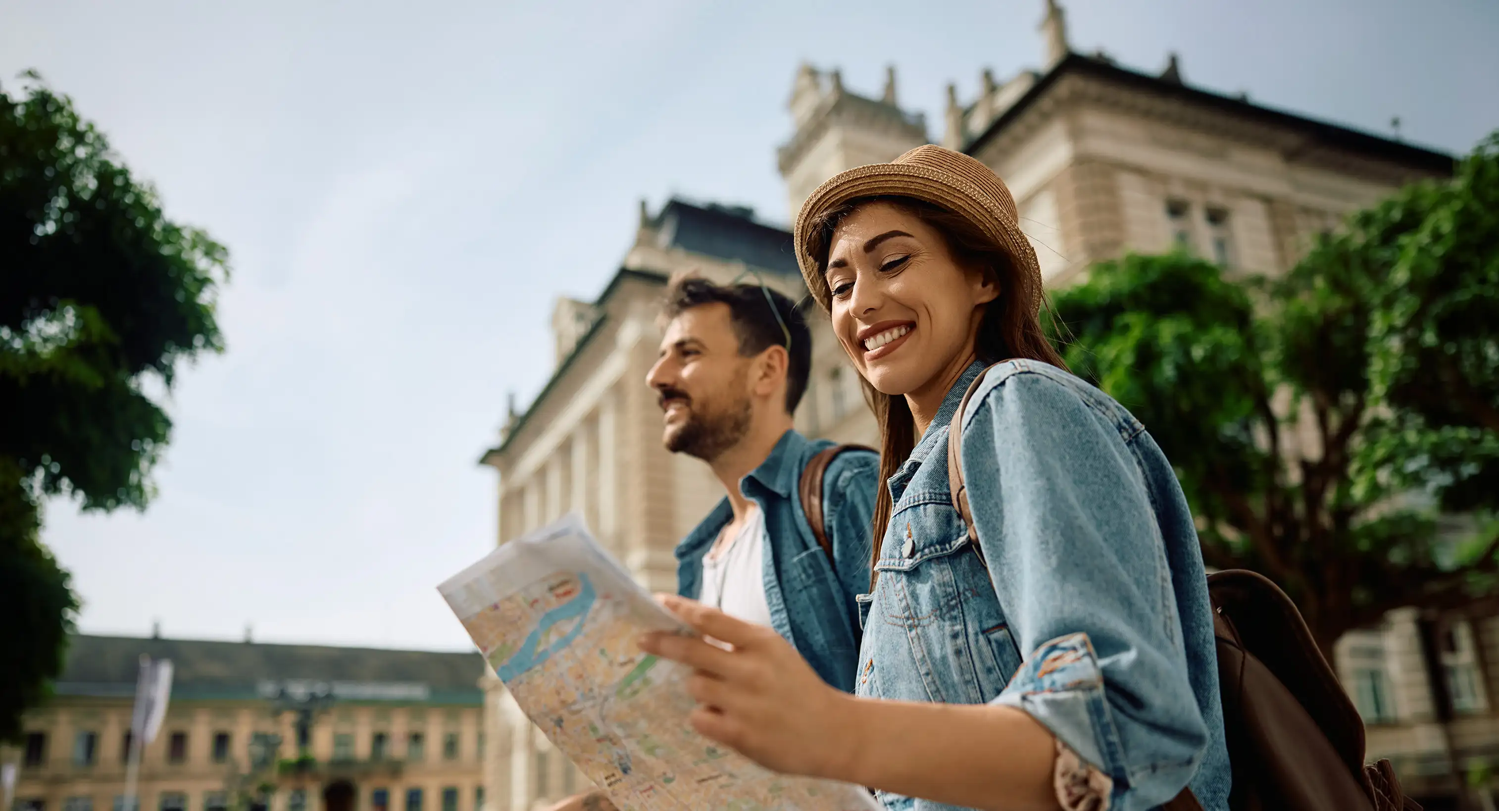 Uśmiechnięta kobieta wypieka babeczki.