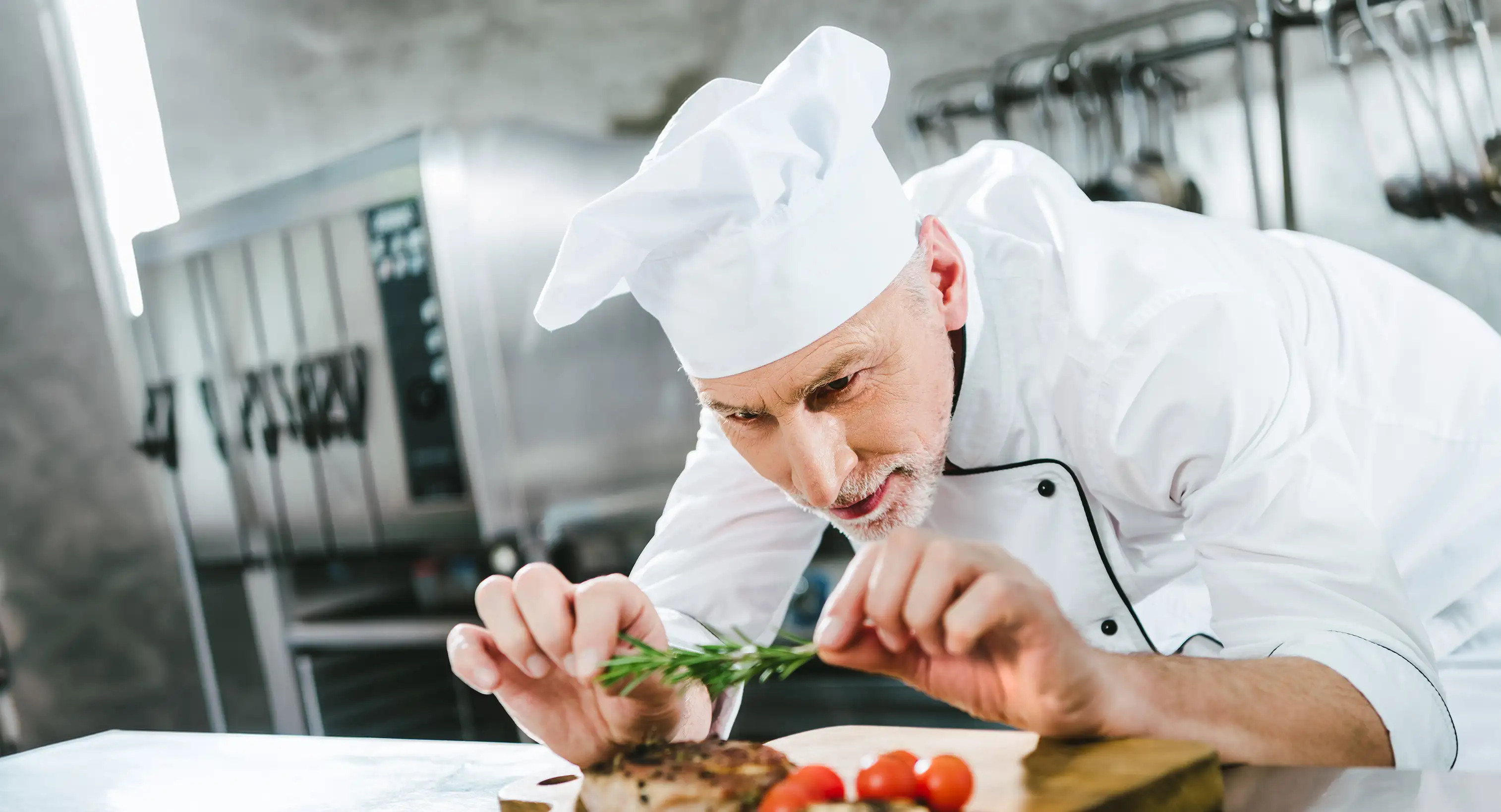 Skupiona para rozgrywa partię szachów w domowym zaciszu.