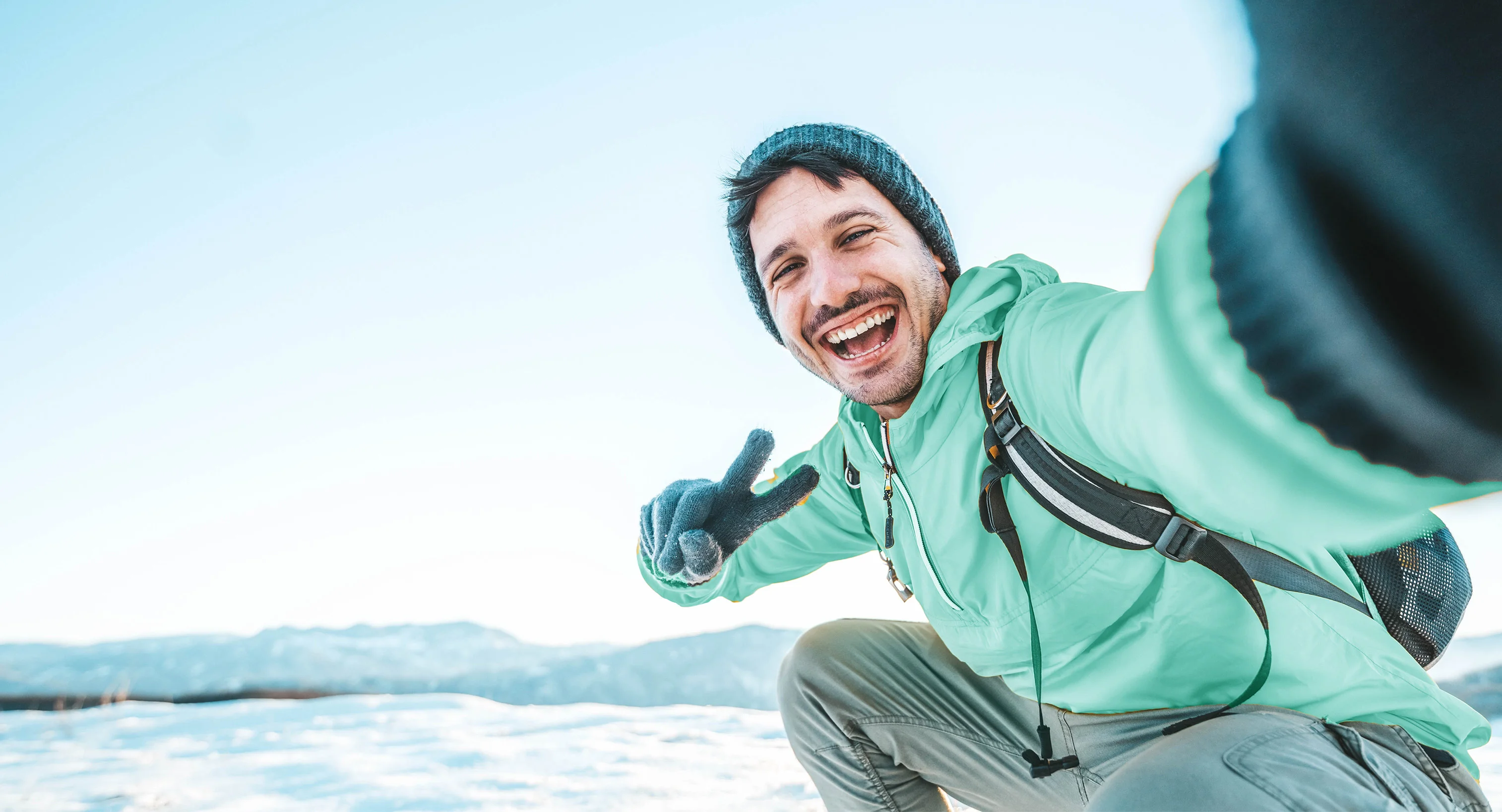 Skupiona para rozgrywa partię szachów w domowym zaciszu.