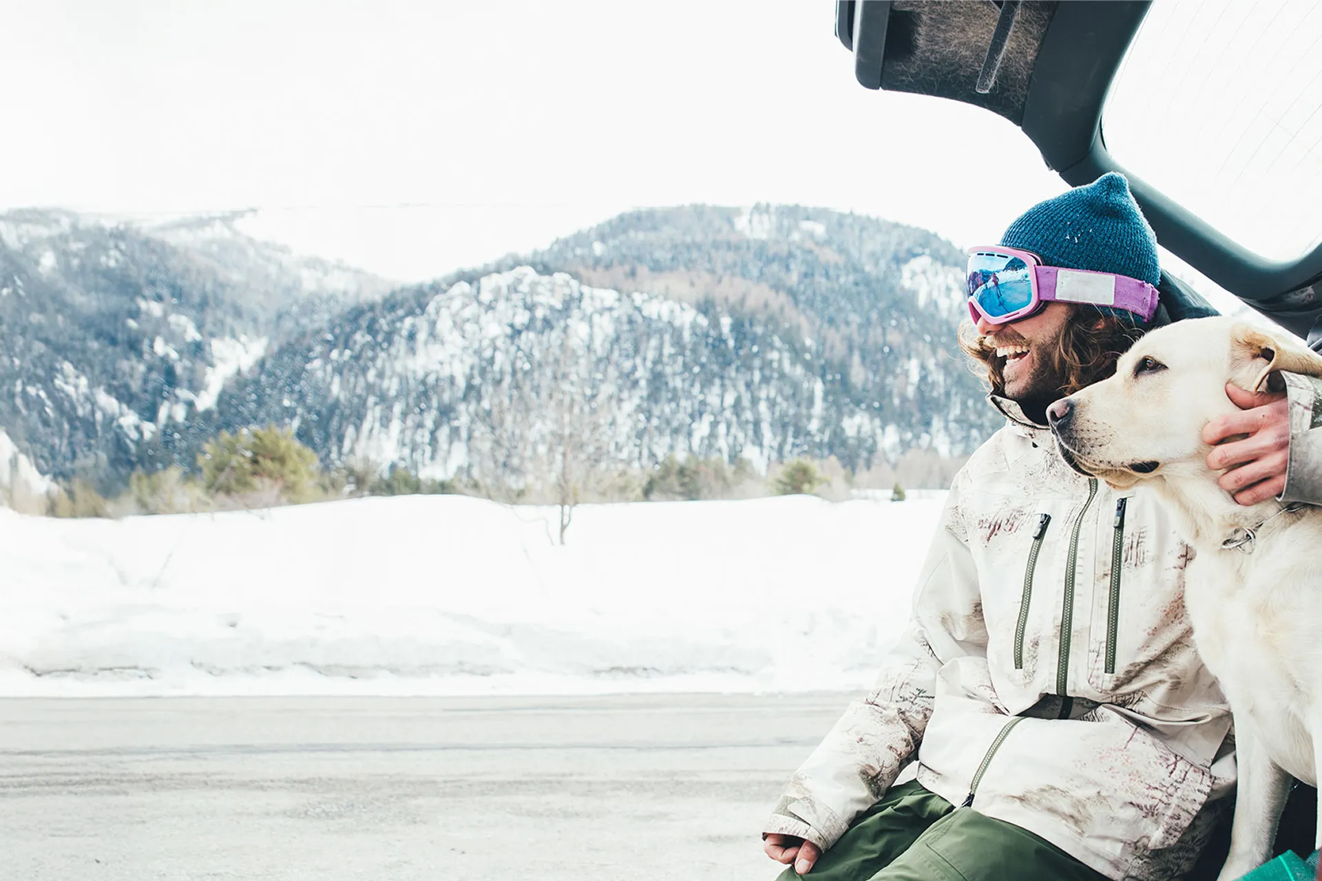 Uśmiechnięta kobieta wypieka babeczki.